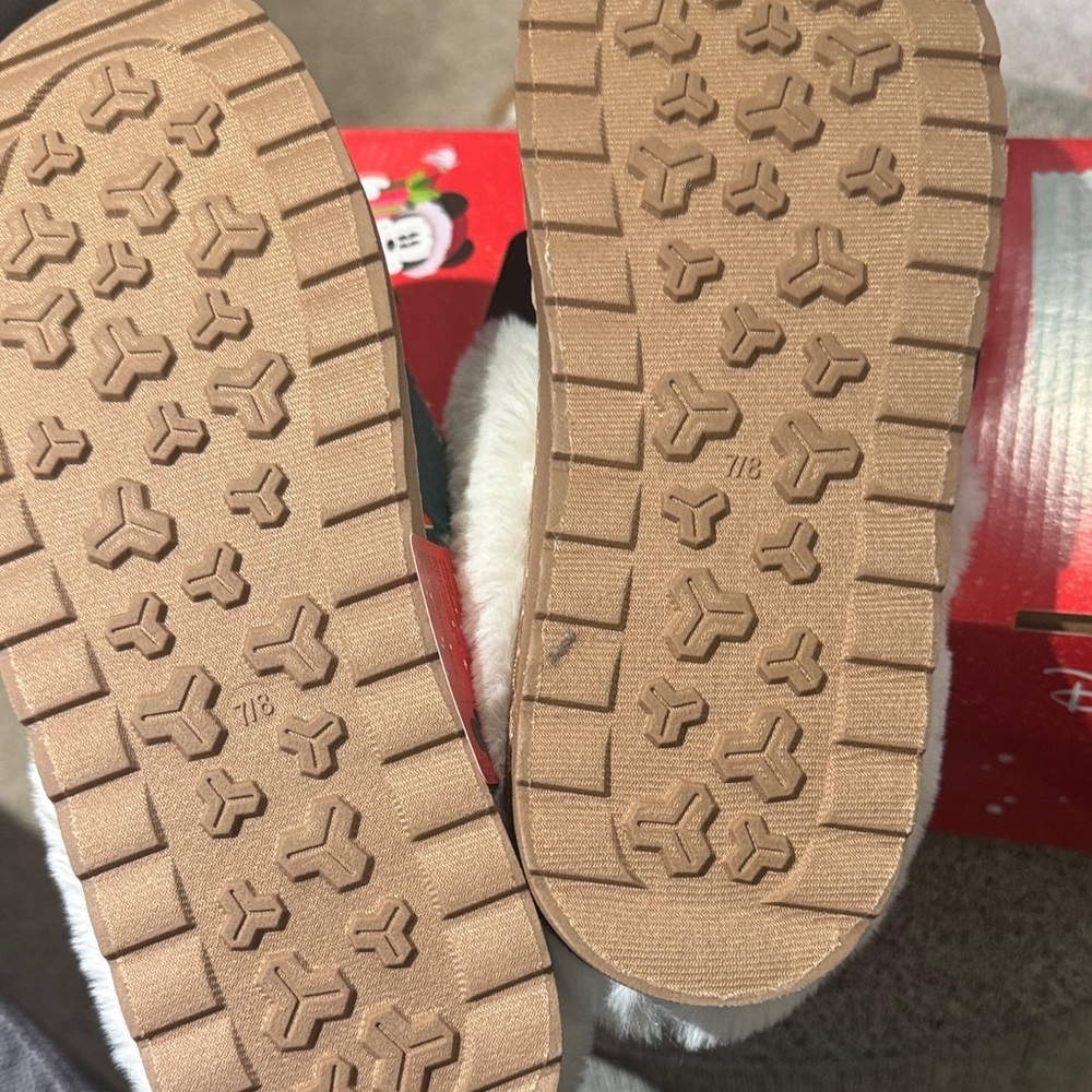 Disney Green and Cream Character Slippers size 7/8 - Picture 6 of 8